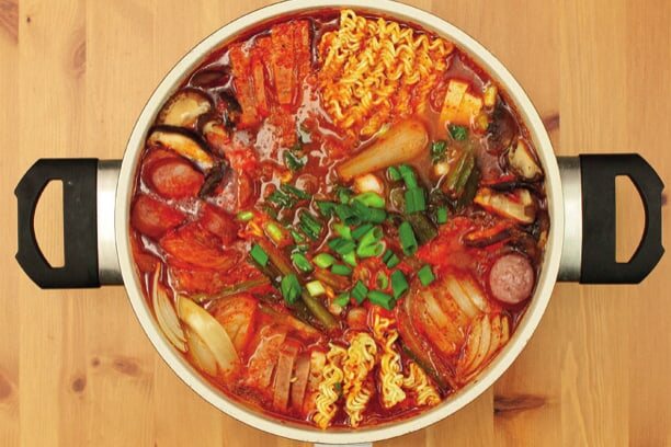 Eintopf mit Ramen-Nudeln und frischen Frühlingszwiebelringen