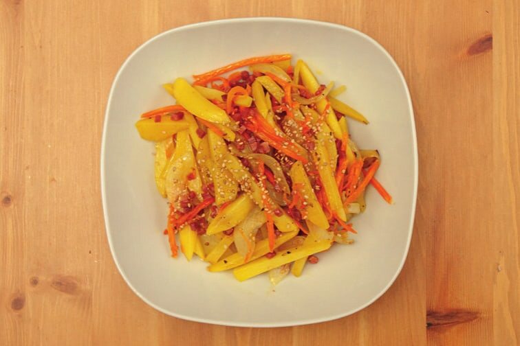 Gamja-Bokkeum mit Sesam auf einem weißen Teller