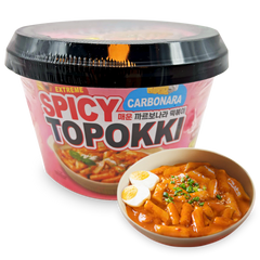 Wang Korea Extreme Spicy Topokki Carbonara: Reiskuchen im Becher neben einer angerichteten Portion