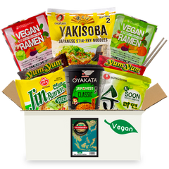 Vegane Nudelbox mit asiatischen Instant-Nudeln, darunter Otafuku Yakisoba, Nongshim Soon Veggie und Ottogi Jin Ramen Veggie