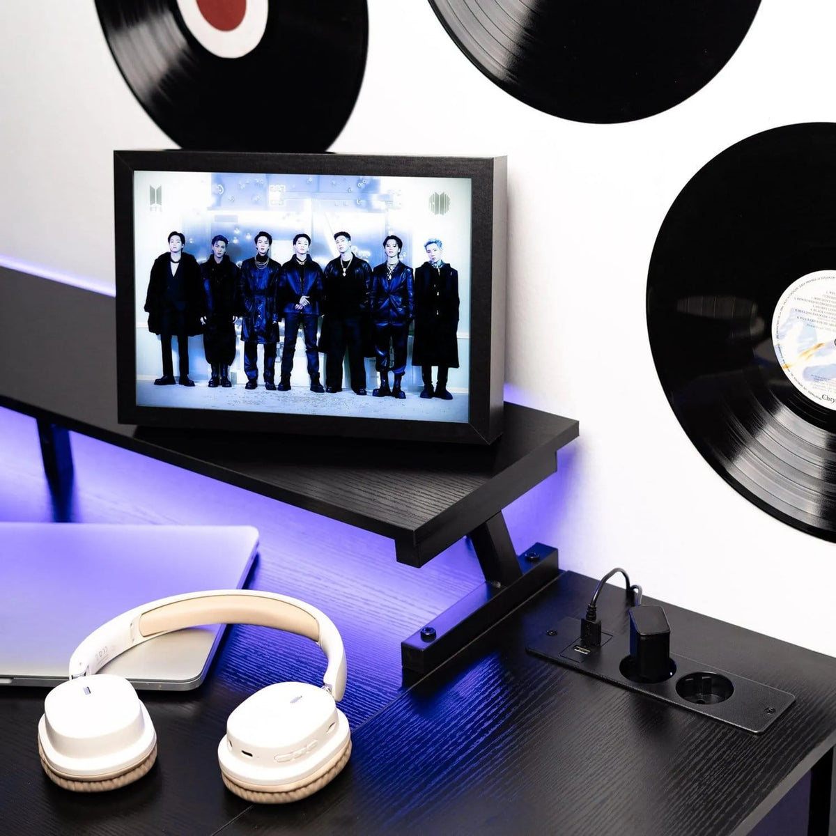 BTS: Dekoratives Bild mit LED Beleuchtung