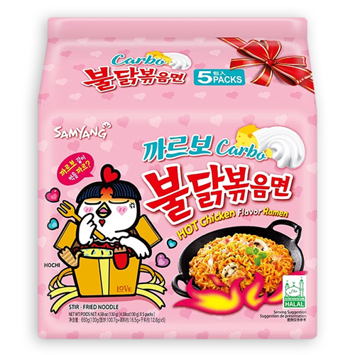 Samyang Buldak Carbonara Fünferpack in rosa Verpackung mit Hochi-Maskottchen