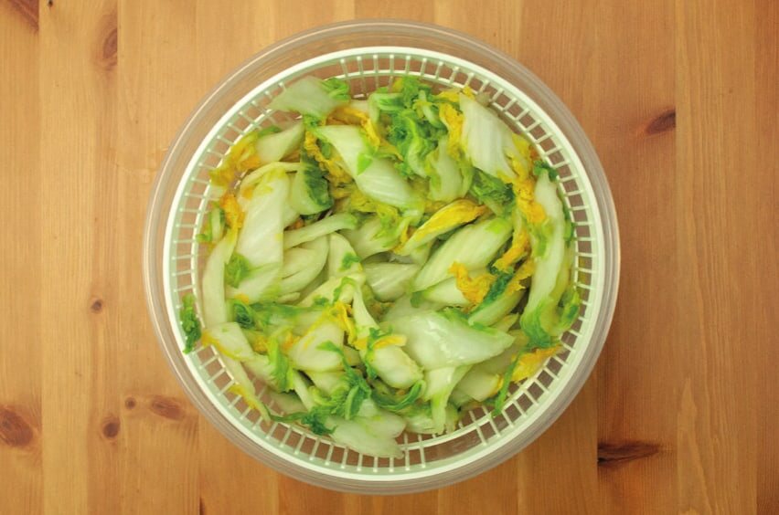 Gewaschener Chinakohl in einer Salatschleuder