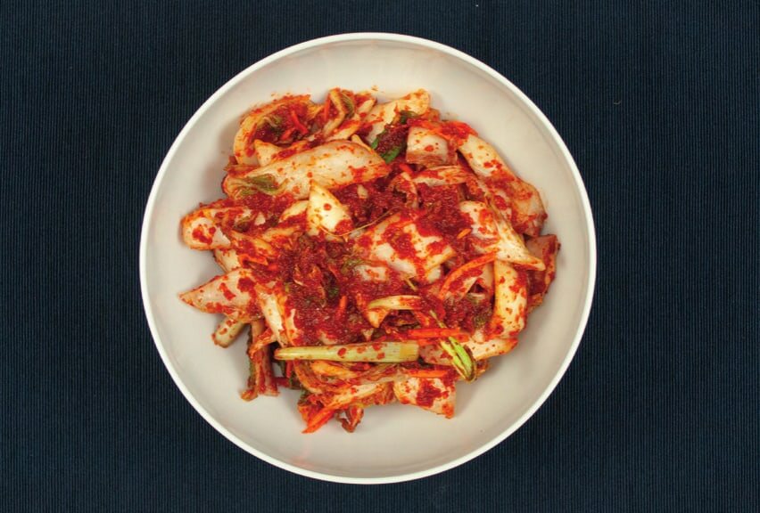 Weiße Schale mit fertig vermischtem Kimchi