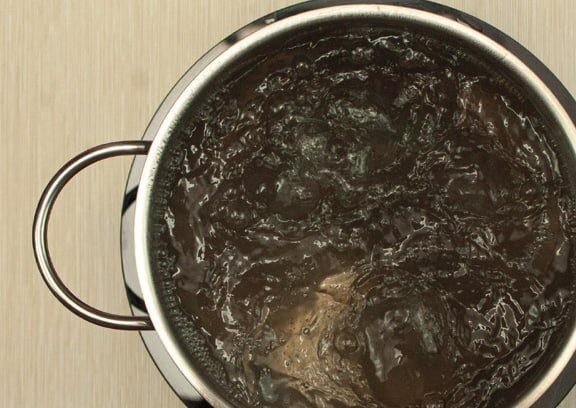 Glasnudeln in einem Topf mit kochendem Wasser