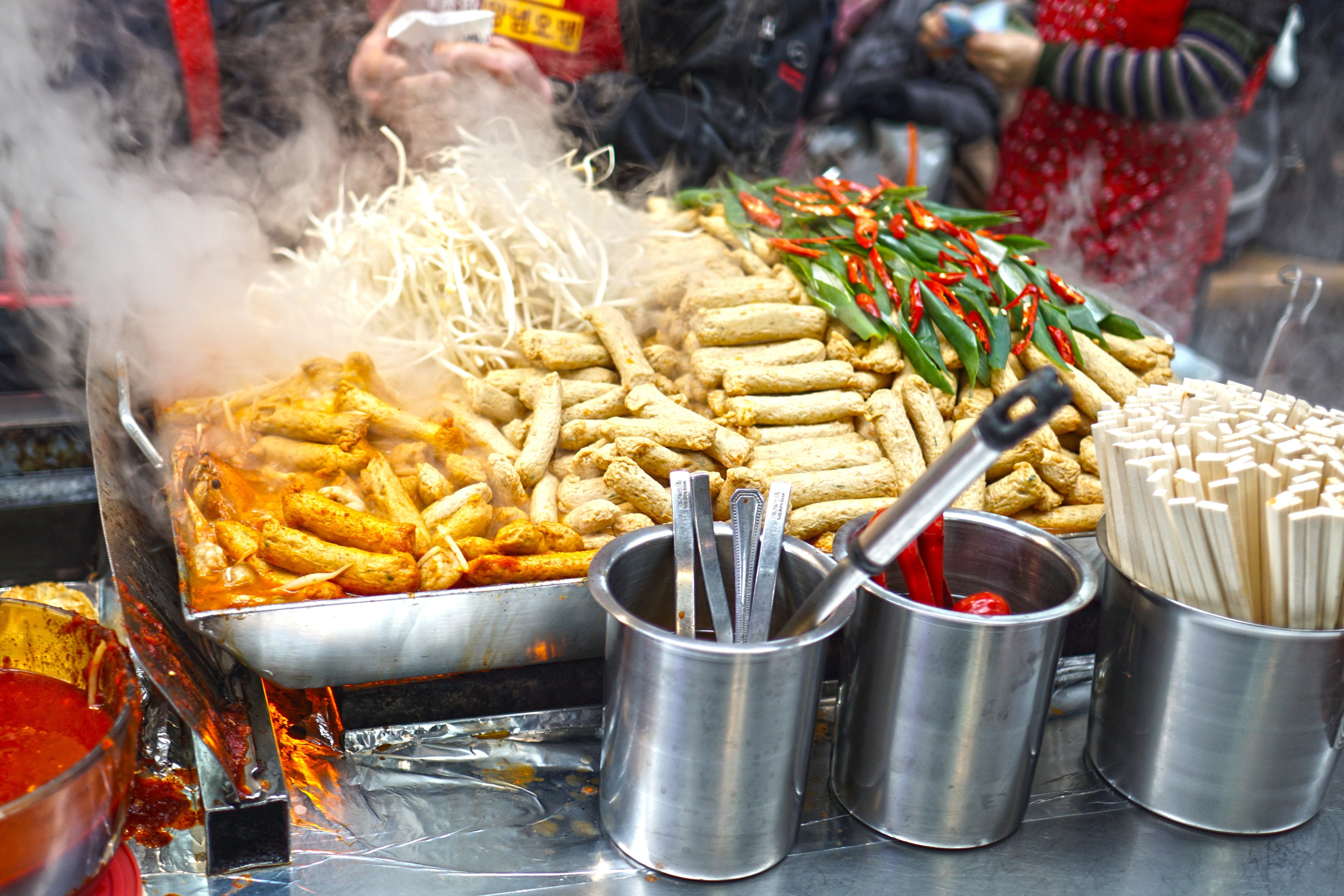 Koreanischer Marktstand mit Tteokbokki  Reiskuchen und Beilagen